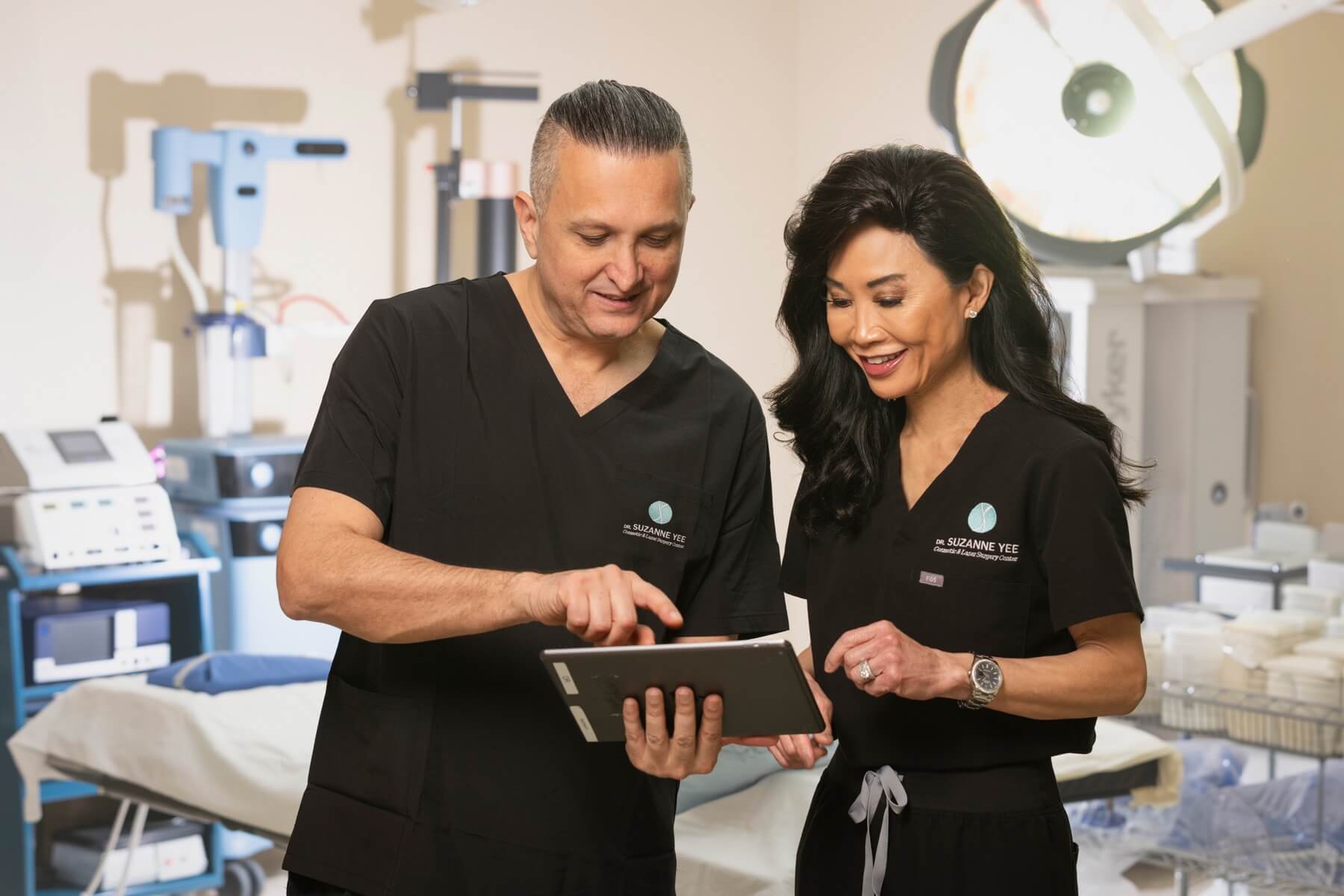 Dr. Pournik in consultation